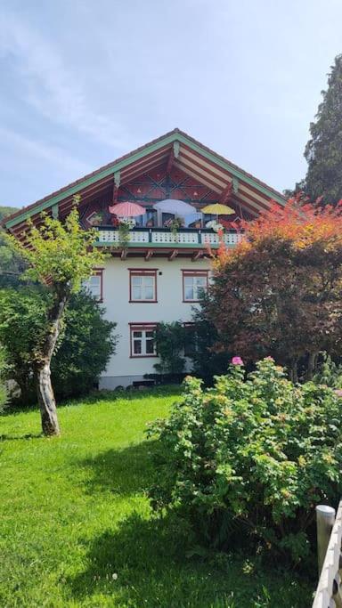 Ferienwohnung Resl - Geschmackvoll Renoviert & Zentral Im Historischen Schindelhaus Oberstaufen Extérieur photo